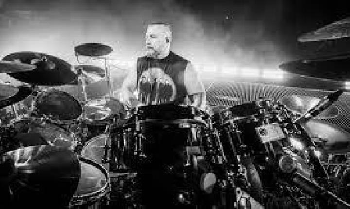 30e e John Dolmayan, baterista do System Of A Down, anunciam sessões de autógrafos no Brasil do quadrinho 