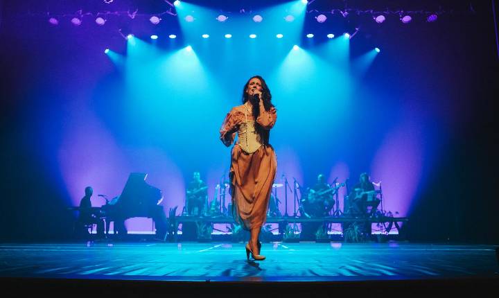 Cantora Tiê apresenta novo show em João Pessoa no dia 18 de julho, no Teatro Paulo Pontes