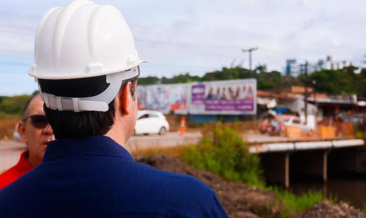 Leo Bezerra destaca evolução da ponte sobre o Rio Cuiá, para acabar com alagamentos e melhorar a mobilidade entre Valentina e Mangabeira