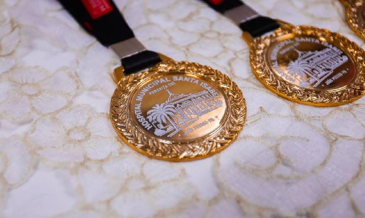 Leo Bezerra lança medalha para incentivar atendimento humanizado e reforça ações preventivas do Outubro Rosa