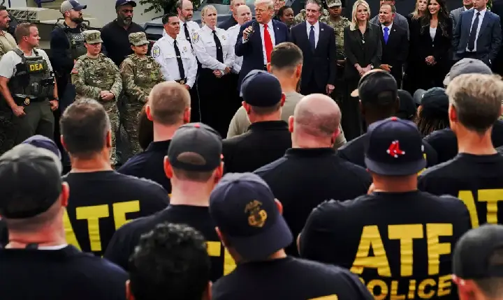 Trump visita policiais em meio à repressão federal em Washington, DC