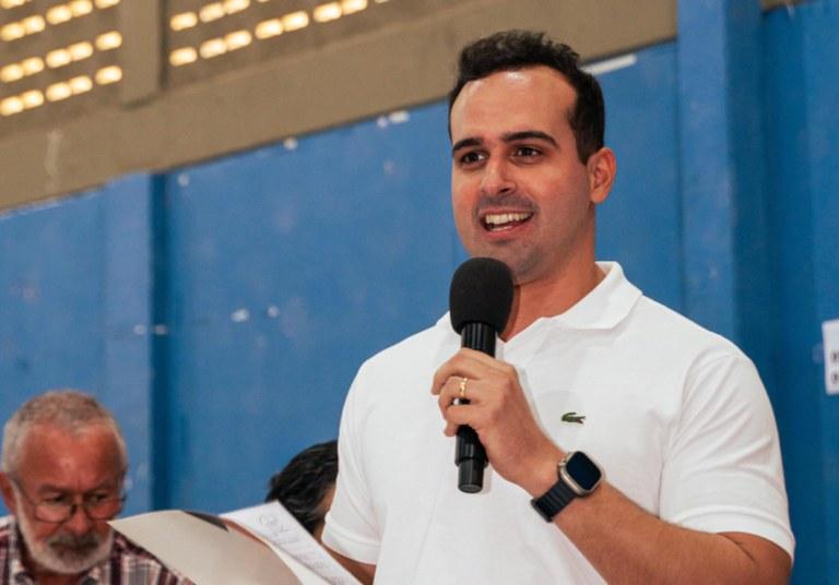 Vice-governador entrega escrituras de casas a 130 famílias em Campina Grande