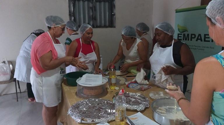 Agricultoras participam de curso sobre aproveitamento da mandioca em Princesa Isabel