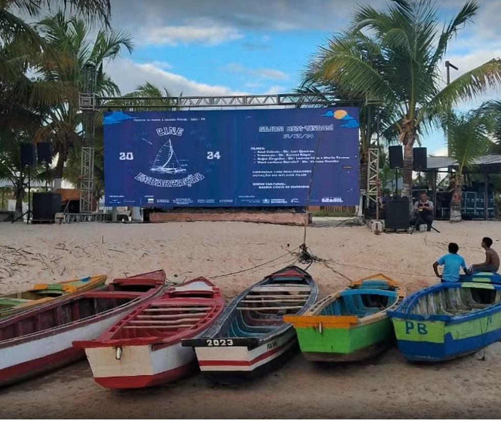 'Cine Embarcação': projeto oferece cinema à beira mar em praia da PB