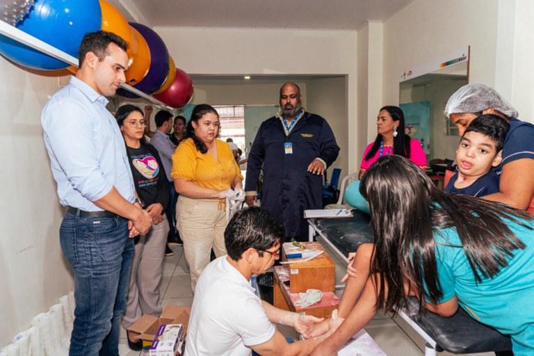 Em Campina Grande: Vice-Governador visita Ipesq e acompanha confecção de órteses para crianças com microcefalia