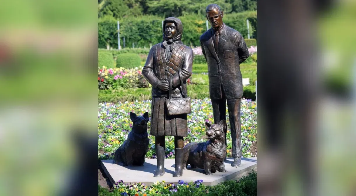 Nova estátua da falecida rainha Elizabeth e do príncipe Philip divide opiniões