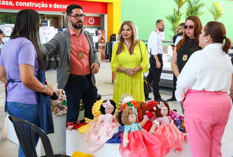 Primeira-dama do Estado participa da abertura de feira no Ferreira Costa na Semana da Criança e destaca importância do espaço para o artesanato