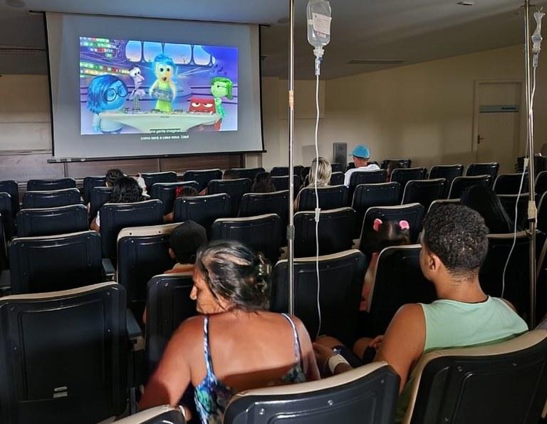Sessão de cinema anima manhã do Dia das Crianças no Hospital de Trauma de Campina Grande