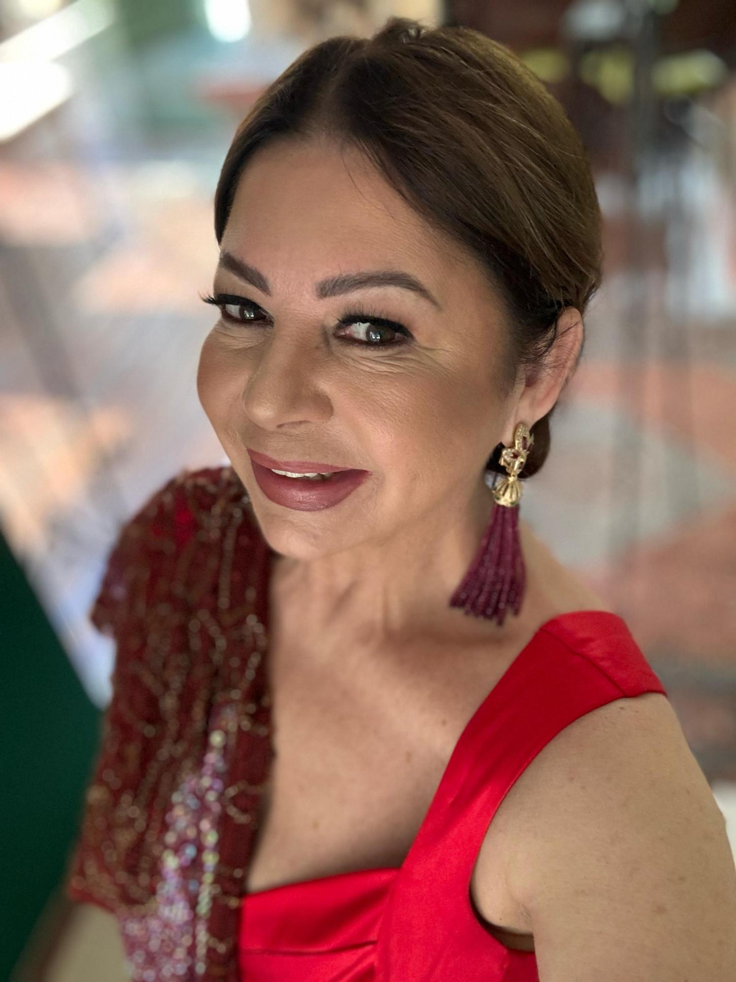 A Magia do Batom Vermelho: Kristhel Byancco Transforma Autoestima em Arte
