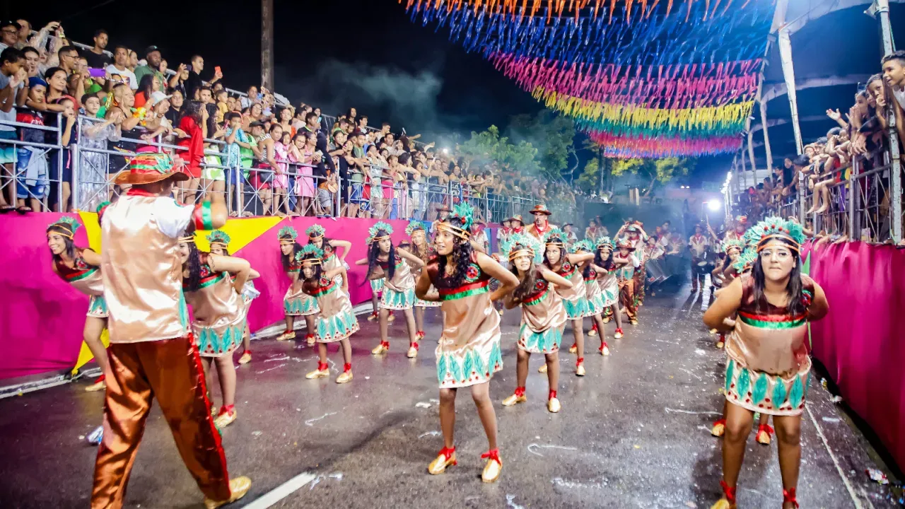 Chuva não atrapalha desfiles e público lota arquibancadas na terceira noite do Carnaval Tradição