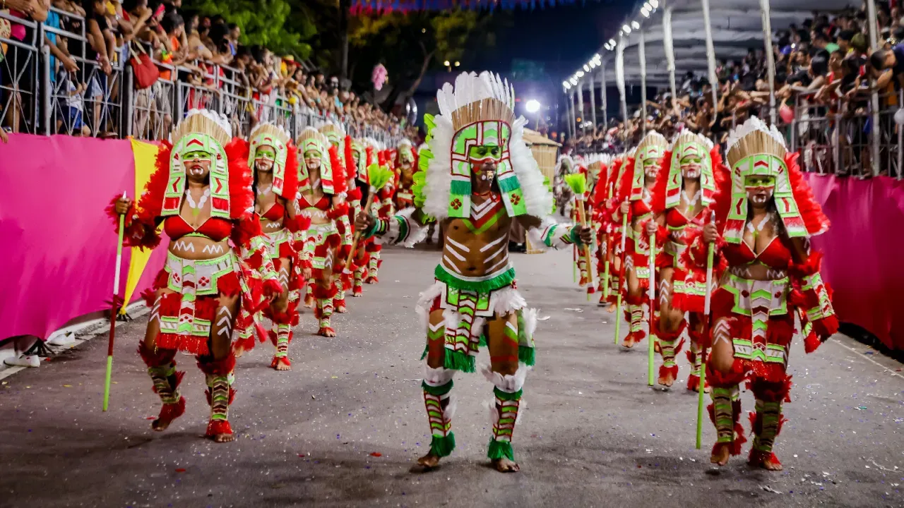 Escolas de samba, tribos indígenas e clubes de frevo conquistam público na segunda noite do evento