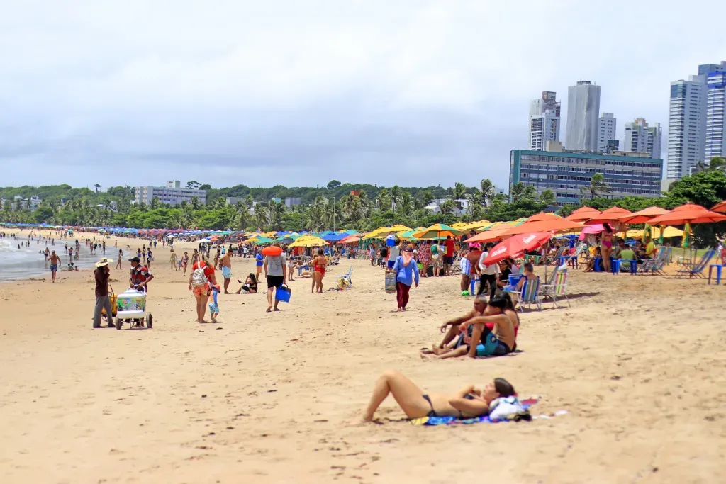 Turistas lotam as praias e elogiam as belezas naturais, tranquilidade e segurança de João Pessoa