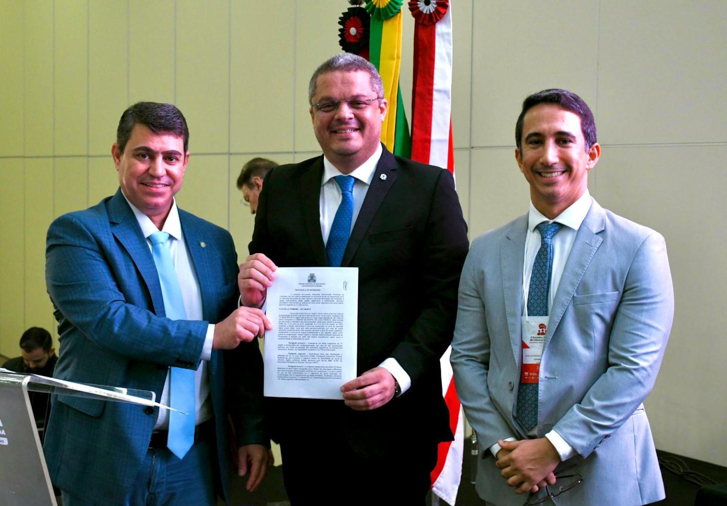 CMJP assina protocolo de intenções para cessão de sinal de TV para a Câmara de Cabedelo