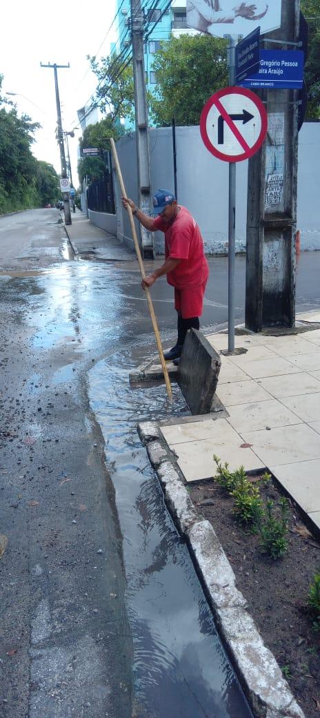 Seinfra inicia semana realizando serviços na rede de drenagem e a Operação Tapa-Buraco