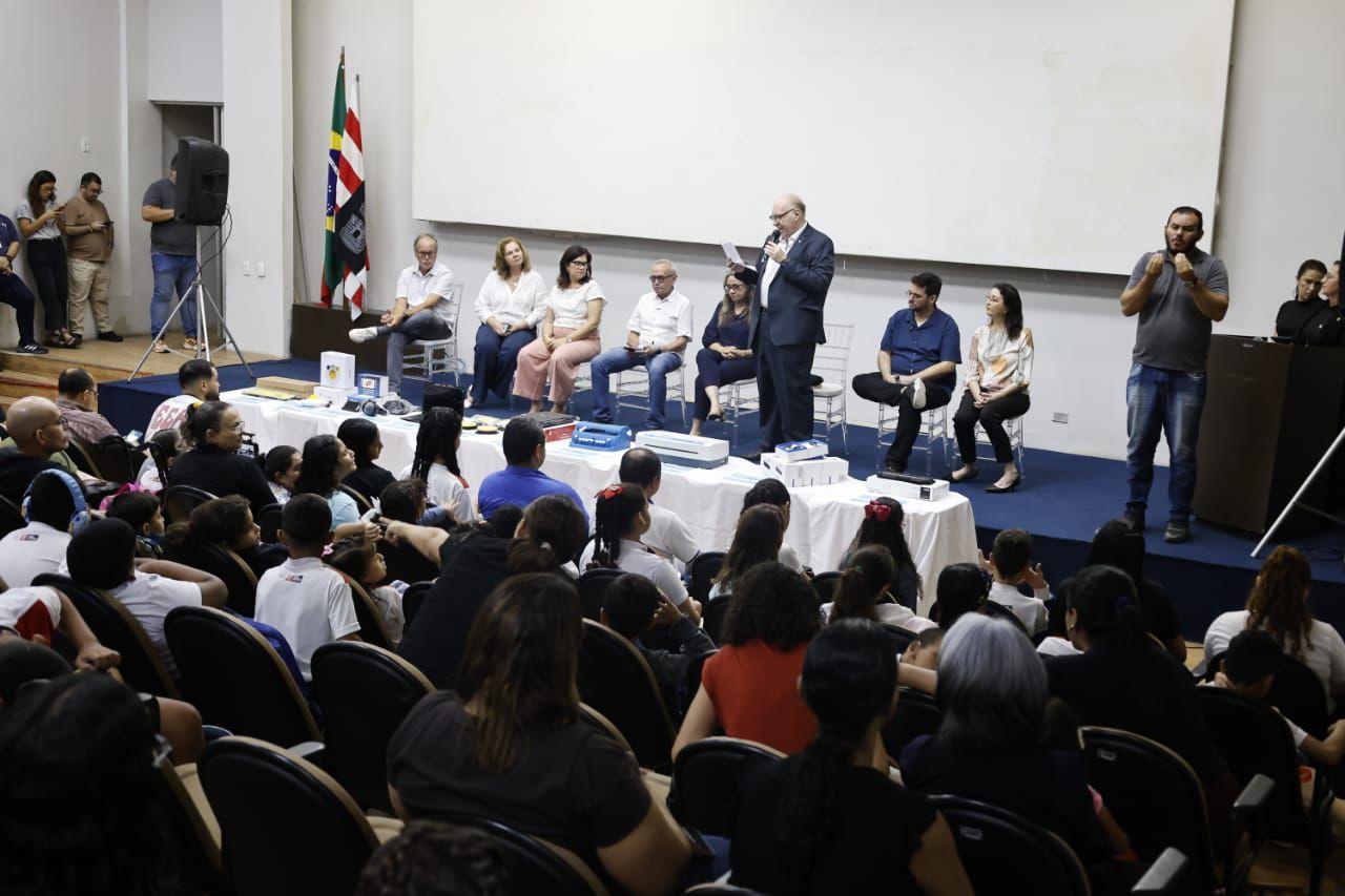Cícero Lucena amplia inclusão com a entrega de óculos inteligentes para estudantes com deficiência visual