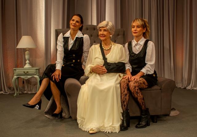 As atrizes Helena Ranaldi, Fernanda Nobre e Ana Rosa apresentam o espetáculo “Três Mulheres Altas” no Teatro Paulo Pontes