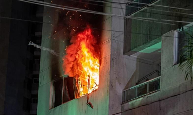 Incêndio de grandes proporções atinge apartamento no bairro de Manaíra