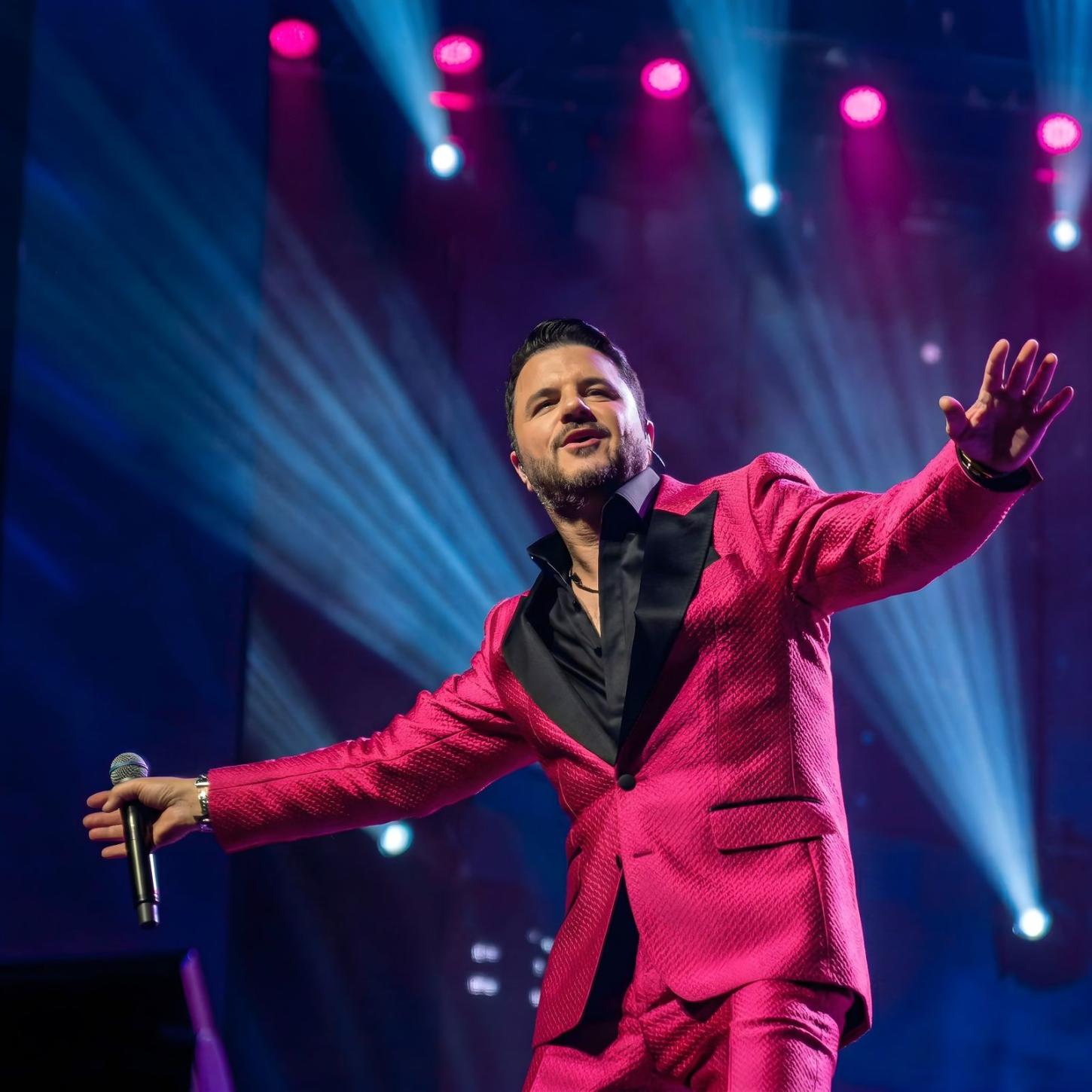 Maurício Manieri celebra sua história e anuncia nova tour “Inesquecível”