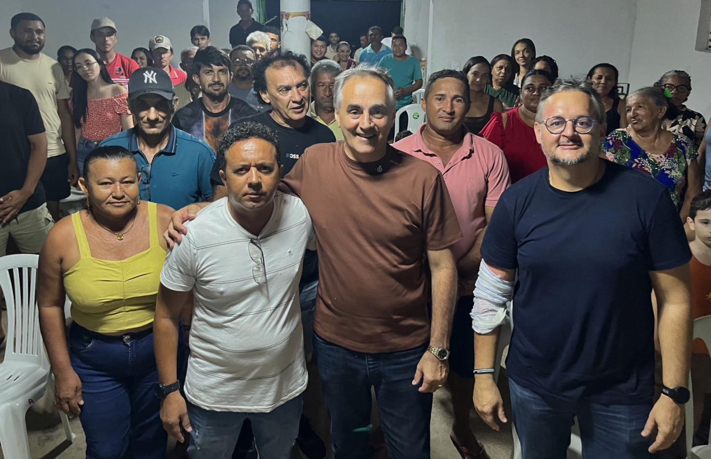 Luciano Cartaxo visita comunidade Macacos e garante terceiro trator para a zona rural