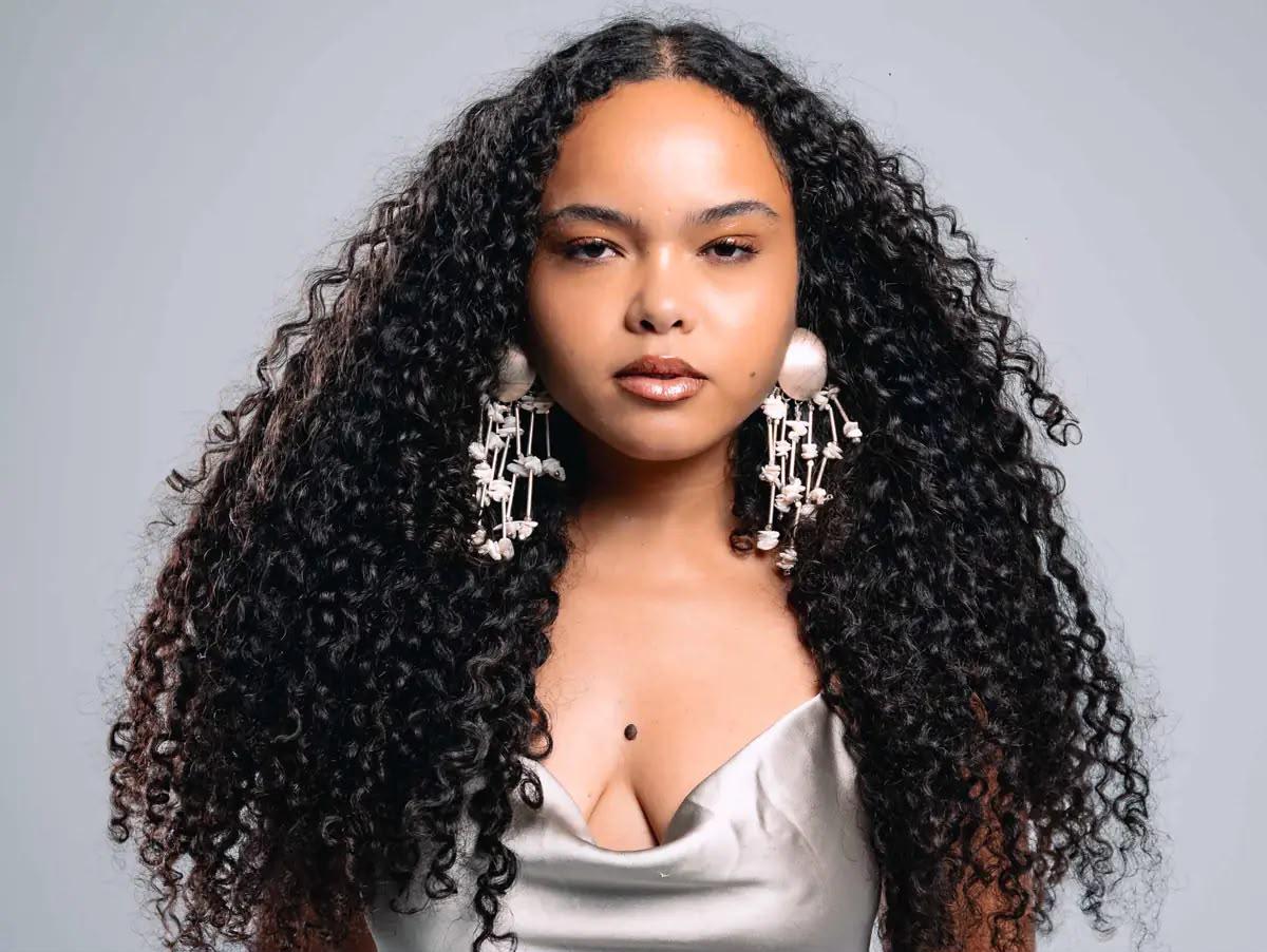 Com música inédita de Joyce Alane e reality vertical, Riachuelo amplia presença no São João e reafirma a cultura brasileira como pilar da marca