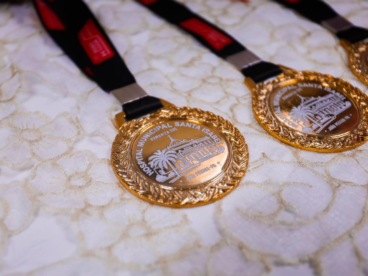 Leo Bezerra lança medalha para incentivar atendimento humanizado e reforça ações preventivas do Outubro Rosa
